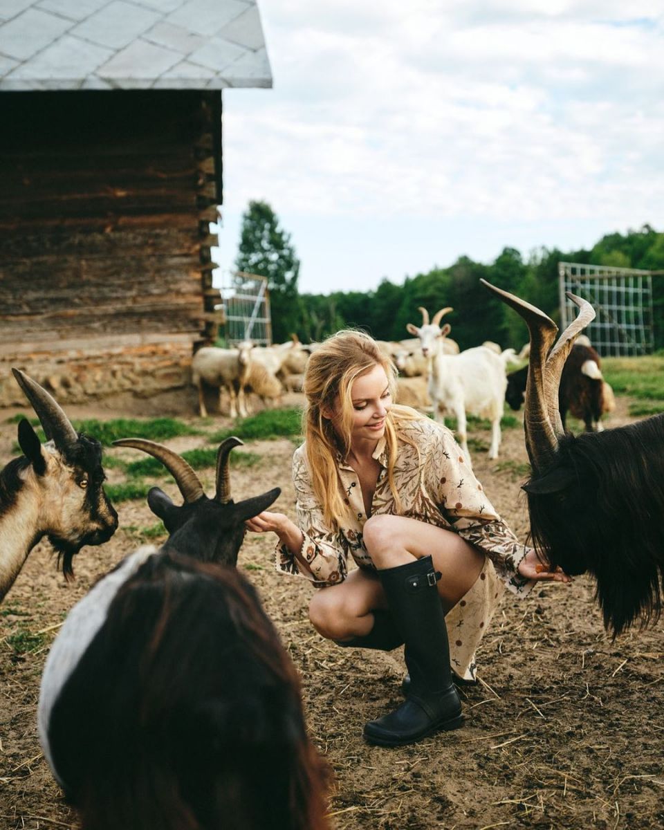 Izabella Miko showing her love for animals