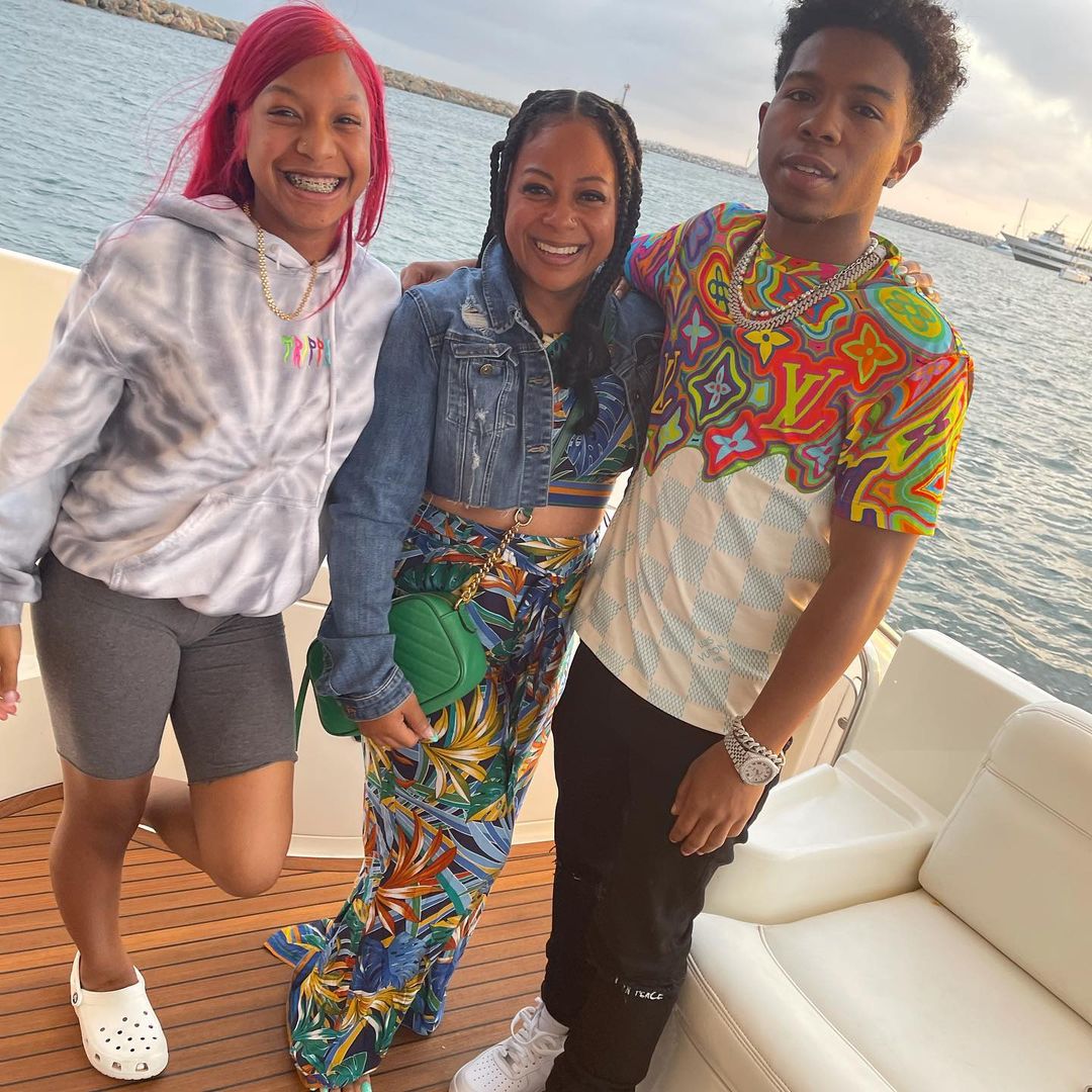 Deshae Frost, alongside his mom and sister