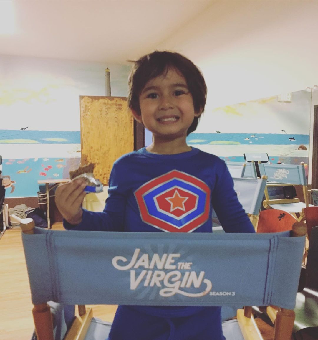 Elias Janssen on the sets of Jane the Virgin